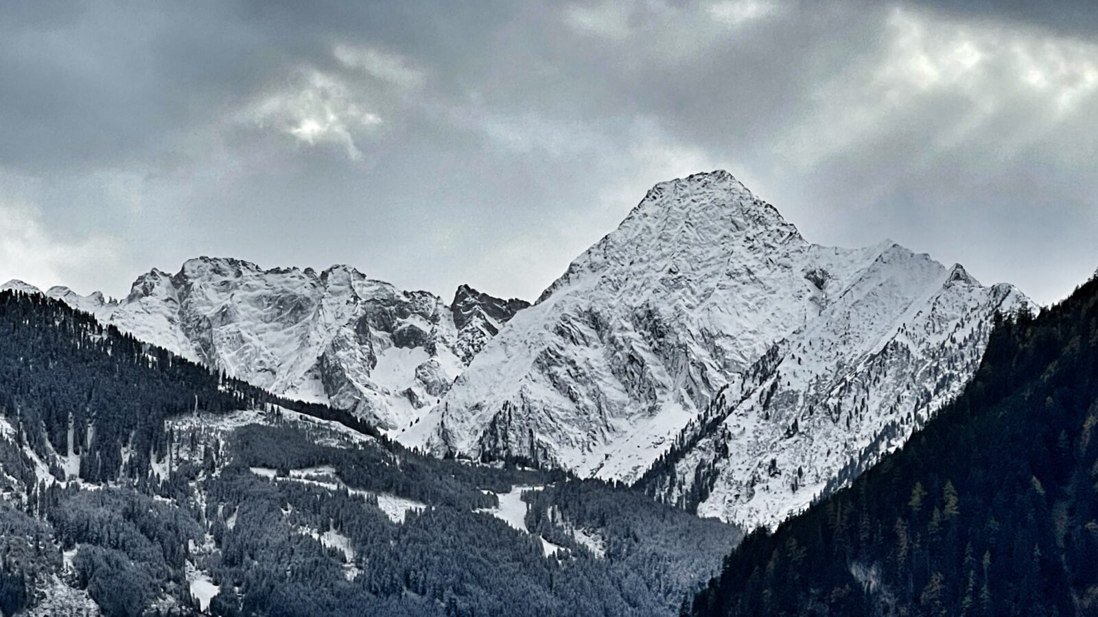 Bergpanorama betrachtet aus dem Zillertal